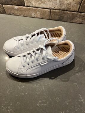 Taos Plim Soul Lux -White Low-Top Lace-Up Sneakers with Tan Lining